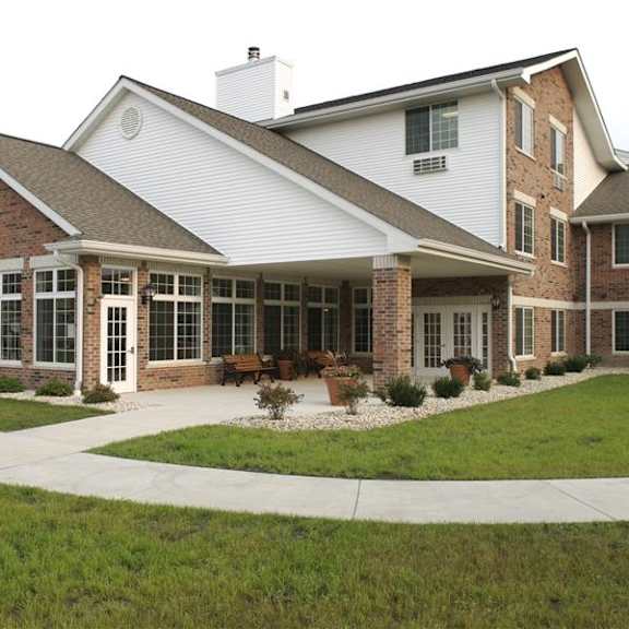 beautifully landscaped grounds  with walking trails at parkwood highlands apartments & townhomes 55+, new berlin, wi,53151