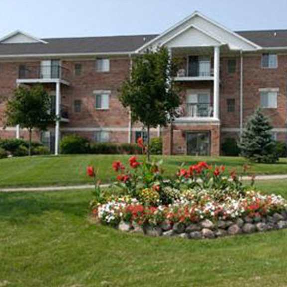 ridgeview highlands apartments & townhomes,640 ridgeview circle,54911,wisconsin have lush green landscaping