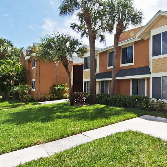 walkway at the villages of banyan grove apartments in boynton beach fl