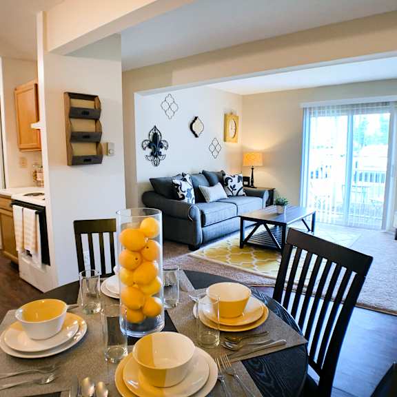 dining with living at crown station apartments, amelia, oh, 45102