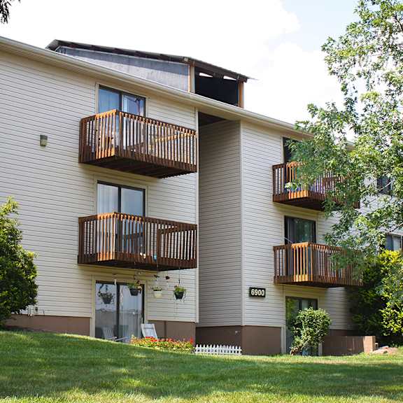 patios and balconies at oakwood apartments, florence, 41042