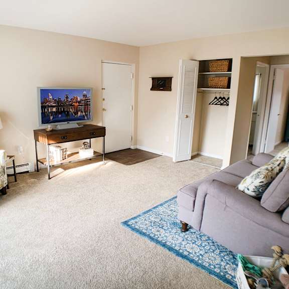 living room at wentworth estates apartments, florence
