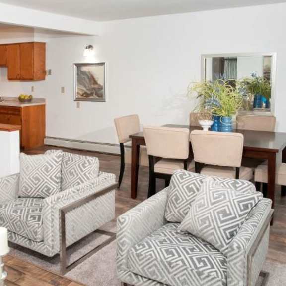 half wall connecting kitchen, dinging room and living room in bloomington apartment