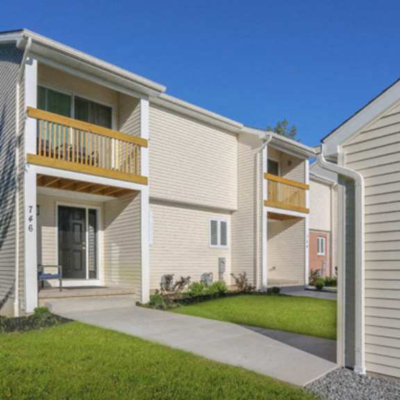 amherst townhome for rent - 750 robin rd - patio and balcony