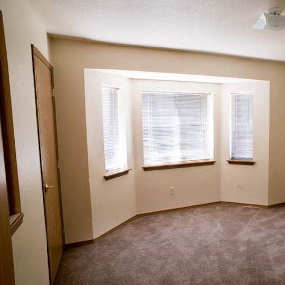 beige carpet in bedroom at lorence court apartments, portland, oregon