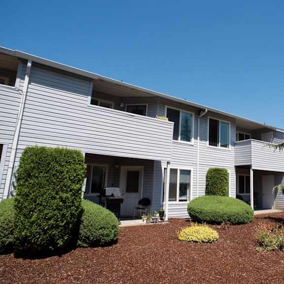 personal patio at alder crossing apartments, oregon