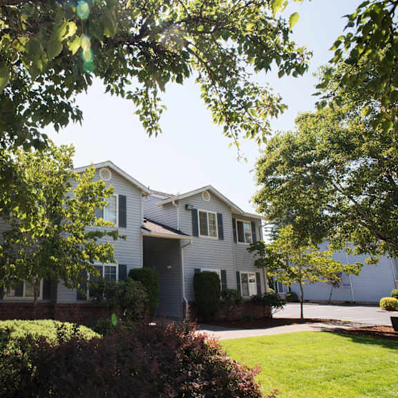 green lawn space at alder crossing apartments, oregon, 97233