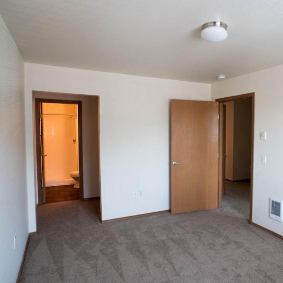 spacious and bright rooms at alder crossing apartments, portland, oregon