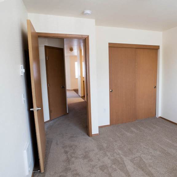 large closets at alder crossing apartments, oregon