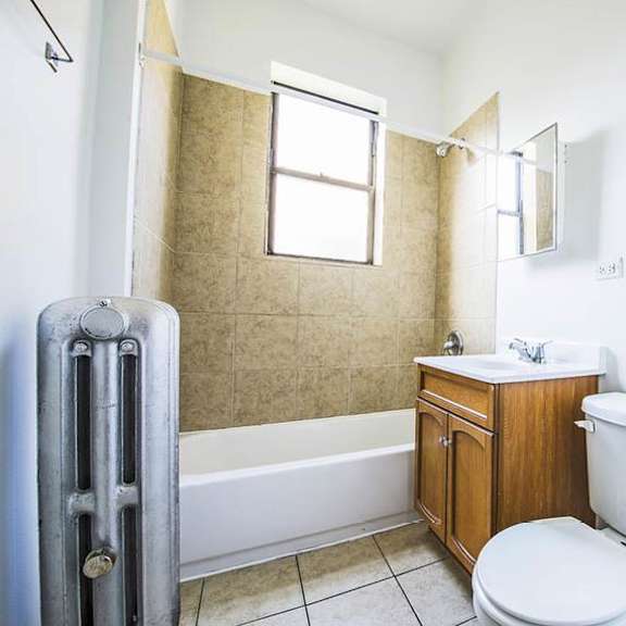 7929 s state st apartments chicago bathroom
