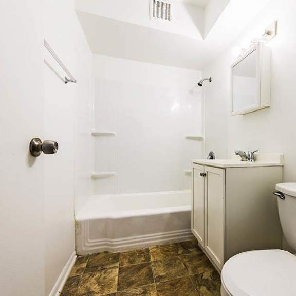 13905 s clark st apartments chicago bathroom