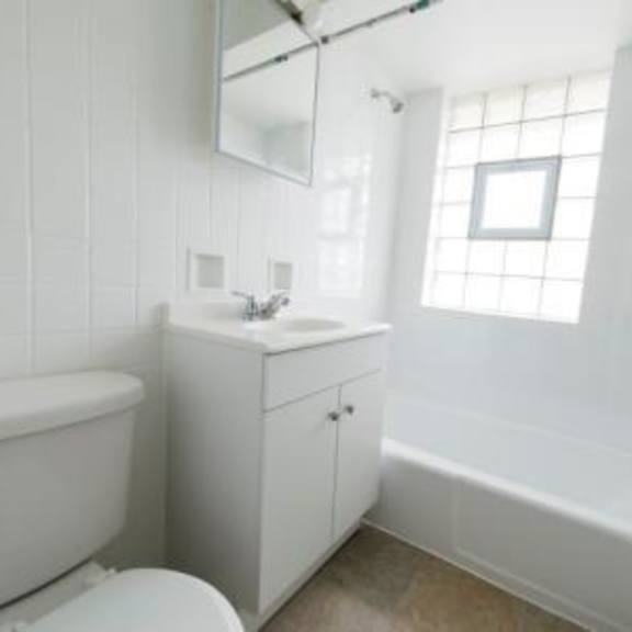 1573 state st apartments chicago bathroom