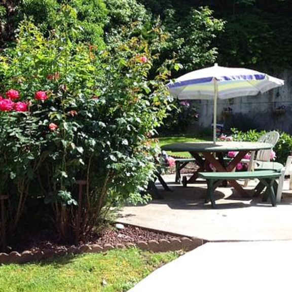 garden area with table