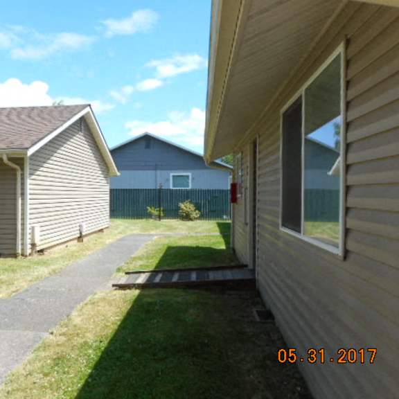 sidewalk between buildings