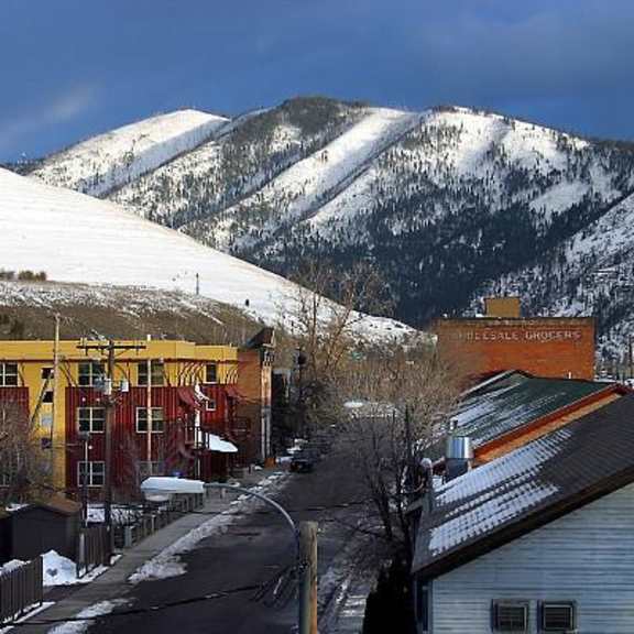 view of apartments and mountains