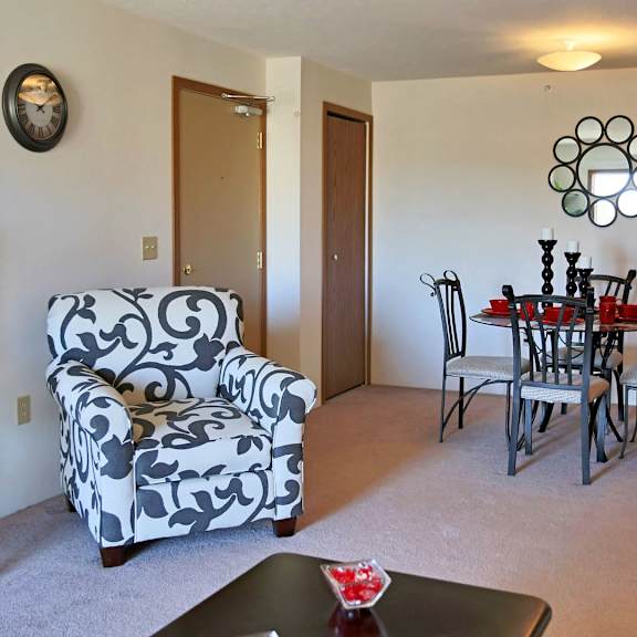 dining area  at breckenridge estates apartments in lawrenceburg, ky