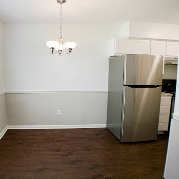 dining at walnut creek townhomes, cincinnati