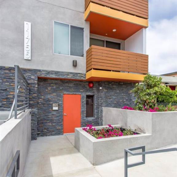 courtyard view at 11755 culver boulevard, los angeles, 90066