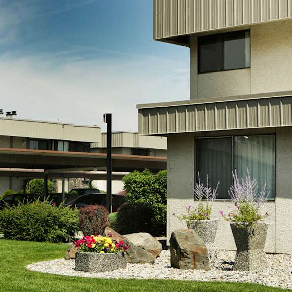 courtyard view at quadrangle apartments, washington, 99208