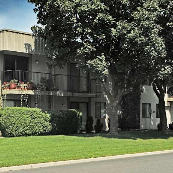 lush green landscaping at quadrangle apartments, spokane, wa, 99208