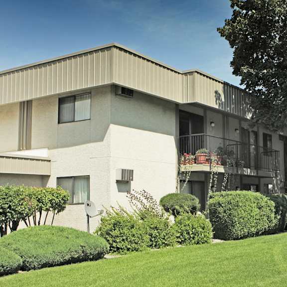 lush green outdoors at quadrangle apartments, spokane, wa