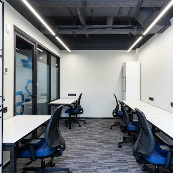 a row of chairs are lined up in a room.