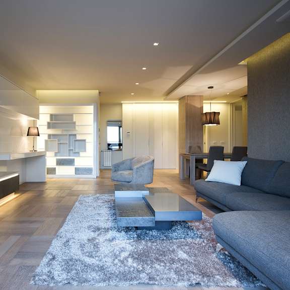 living roon with sofa and tv