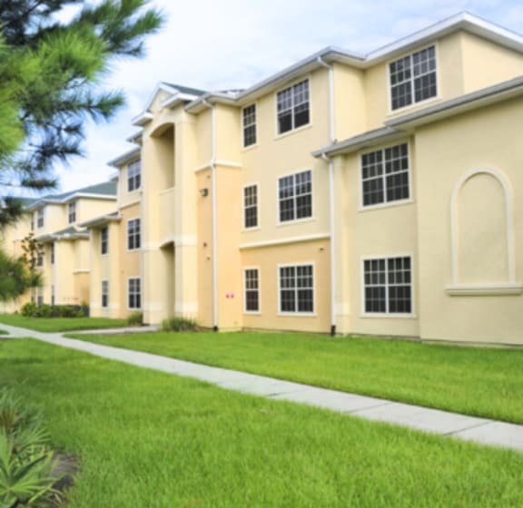 Exterior at Meridian Pointe Afforable Apartments in Tampa FL
