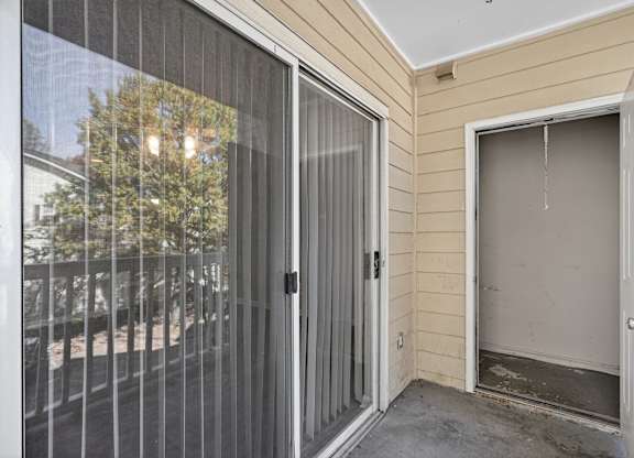 Outdoor Balcony at Alexander Ridge Apartments, Georgia, 30114