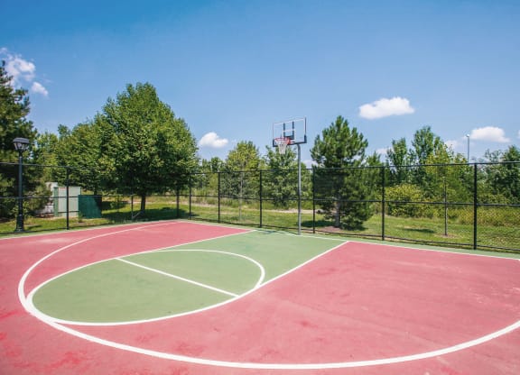 a basketball court at the whispering winds apartments in pearland, tx