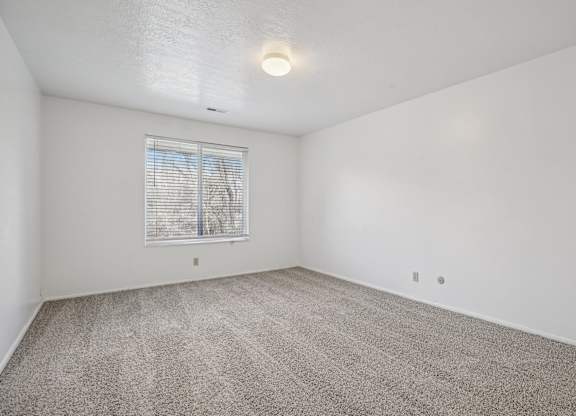 Room with Carpeted Floor at Country Woods Apartments, Ogden, 84401