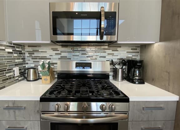Electric Range In Kitchen at The Mansfield at Miracle Mile, Los Angeles, 90036