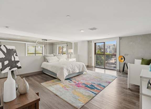 Large Bedroom at The Mansfield at Miracle Mile, Los Angeles