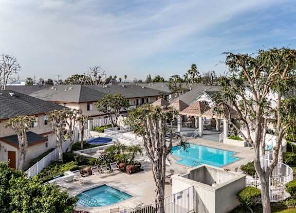 A swimming pool surrounded by trees and houses at Whispering Fountains Monrovia, Monrovia, California 