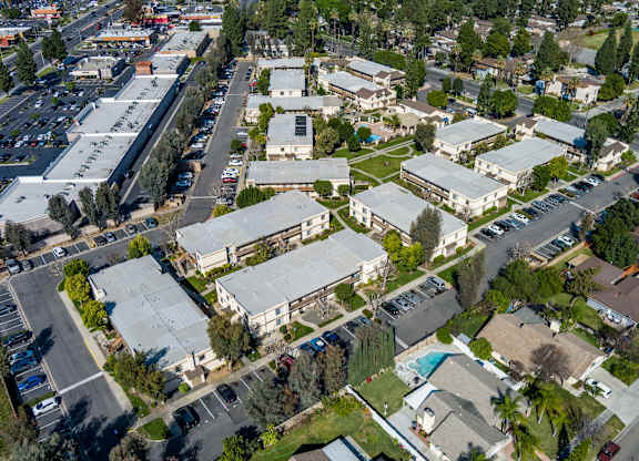 Bird's eye view of a residential area with houses and a parking lot at Whispering Fountains Riverside, Riverside, 92503