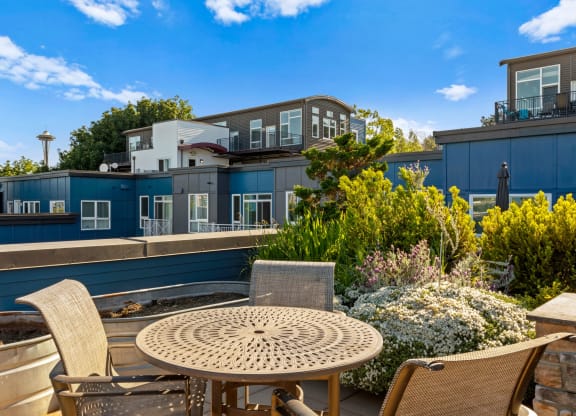additional photo for property listing at chic digs with room to stretch out in the village 22 car  at Dexter Lake Union, Seattle
