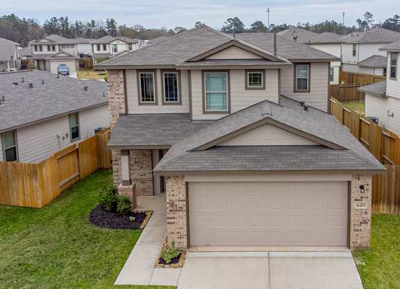 Garages Available at The Village at Caney Mills, Texas, 77303