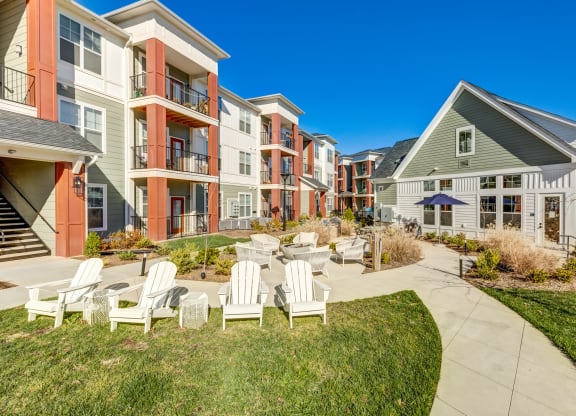 the preserve at ballantyne commons apartments courtyard with tables and chairs
