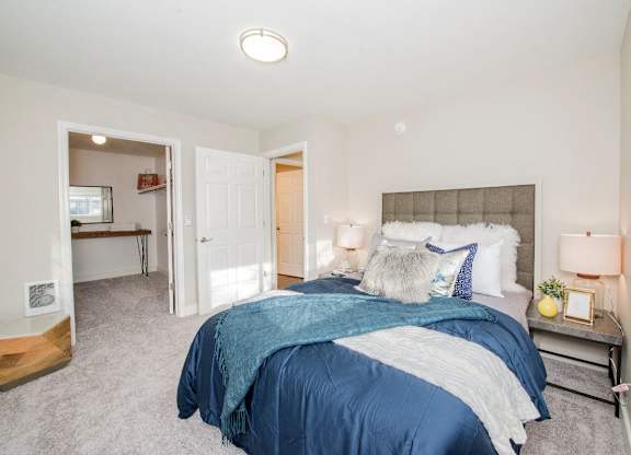 Bedroom with a large bed at The Arden, Gresham