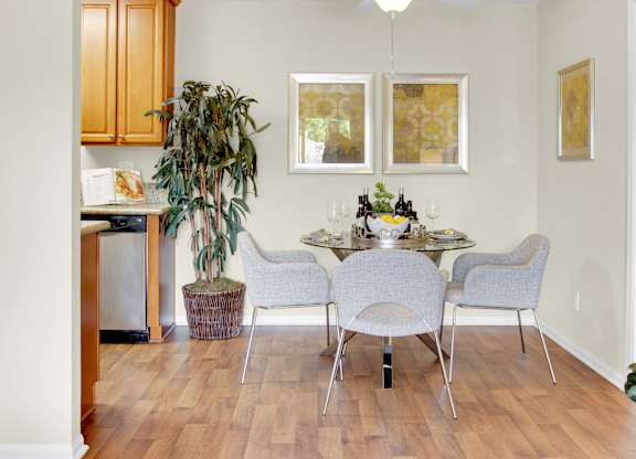 dining room at Sunbow Villas Apartments