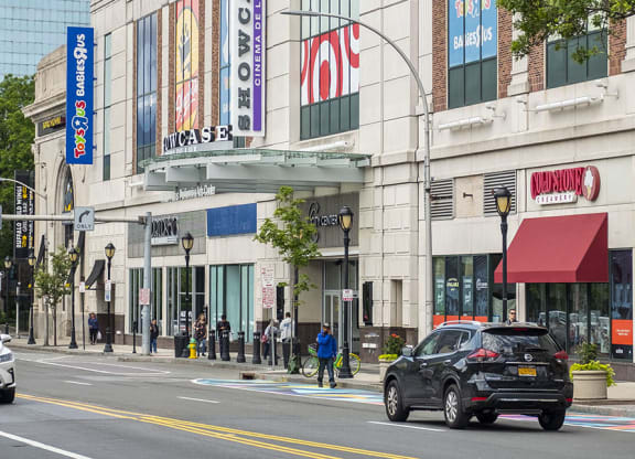 Ample Fine Dining And Bar Options In Neighborhood at 15 Bank Apartments, White Plains, New York