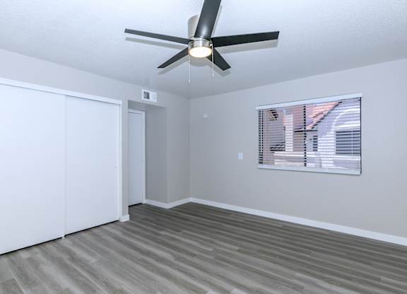 the living room of our studio apartment atrium with a ceiling fan at Tides at Mesa, Mesa