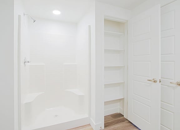 Oval Bathtub at 2051 Apartments, Prescott