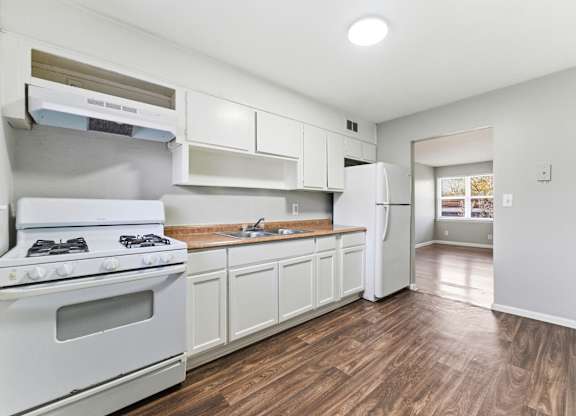 Classic kitchen at Gardens at Washington Park in Atlanta, GA 30314
