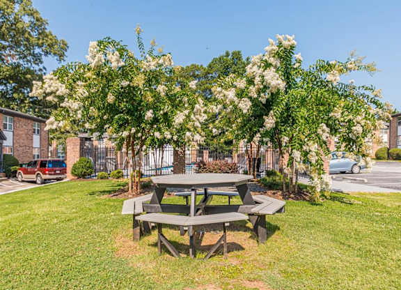 Picnic table at Georgian Oaks Apartments l & ll* Apartments, Smyrna