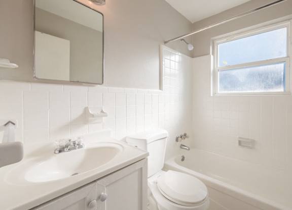 Large Soaking Tub In Bathroom at Gardens at Washington Park, Atlanta, GA, 30314
