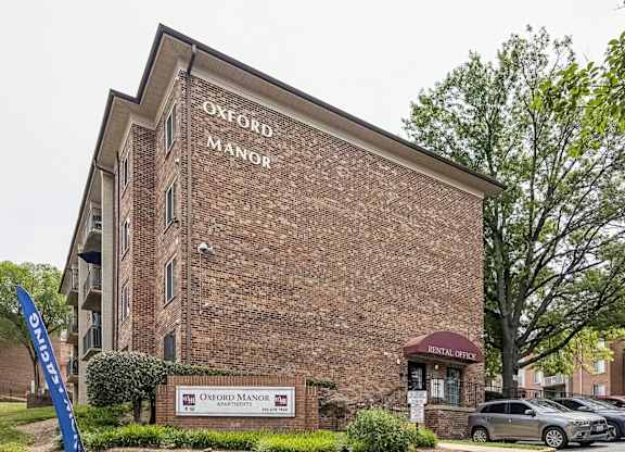 A building with the name Oxford Manor on it.