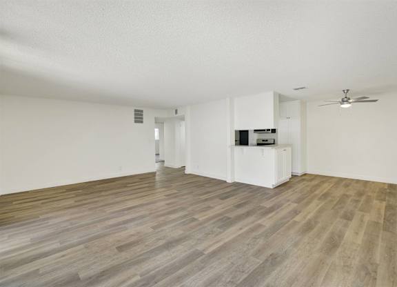 Open floor plan with kitchen and ceiling fan at Parc @ 5 Apartments, California