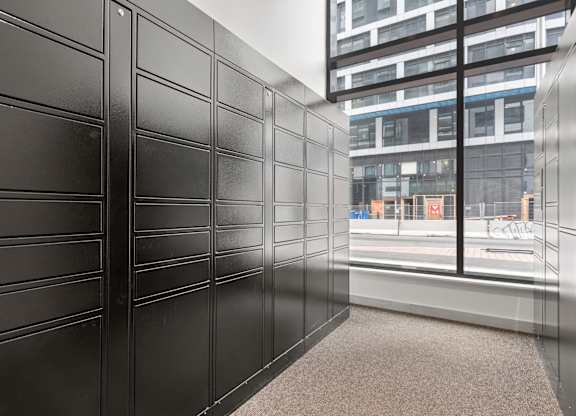 Smart parcel system in apartment building