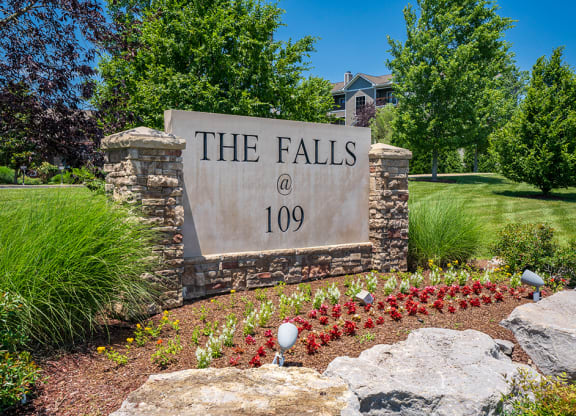 The Falls at 109 Monument Sign